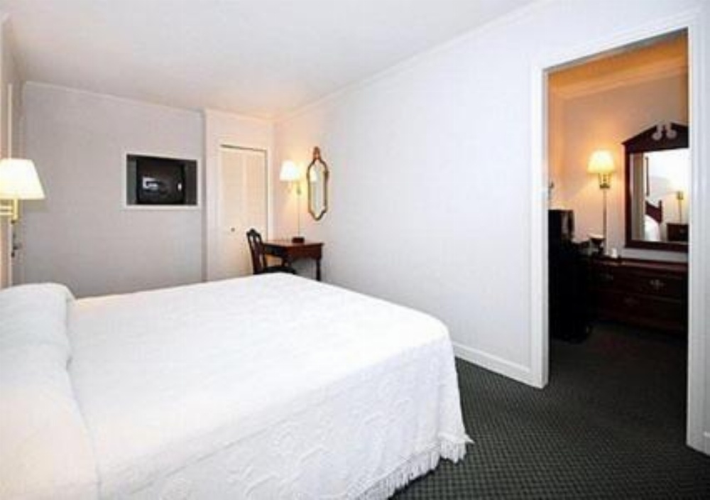 Ambassador Inn Image 11